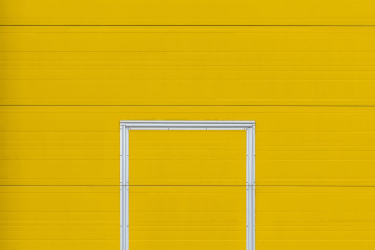 Comment bien choisir son cadre de porte metal ?