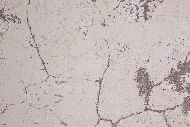 Fissure dans ton plafond : c&rsquo;est grave ou pas ?