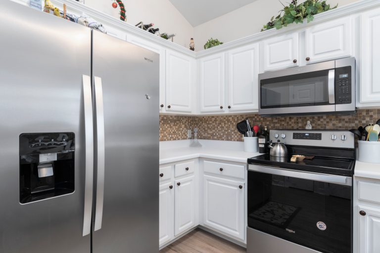 Poser ton micro onde sur le frigo est-il vraiment dangereux ?