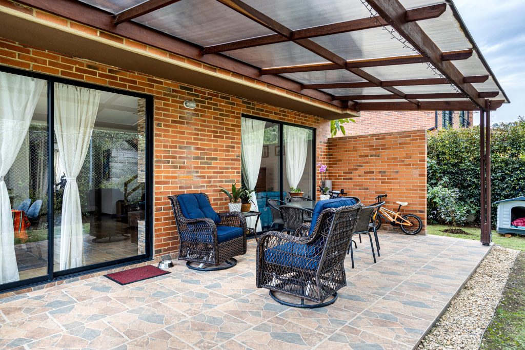 Terrasse en résine : vraiment sans entretien et durable ?