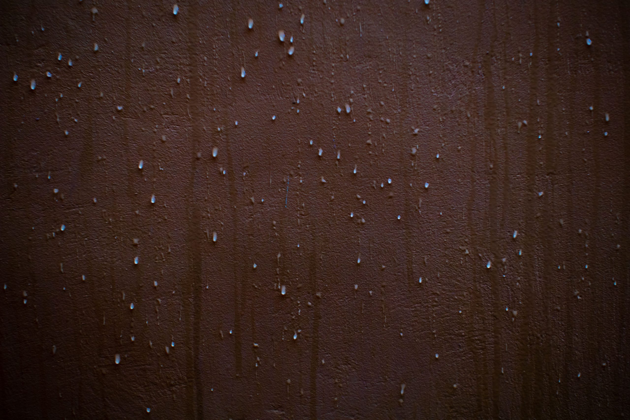 Gouttes d'eau texture mur brun naturel