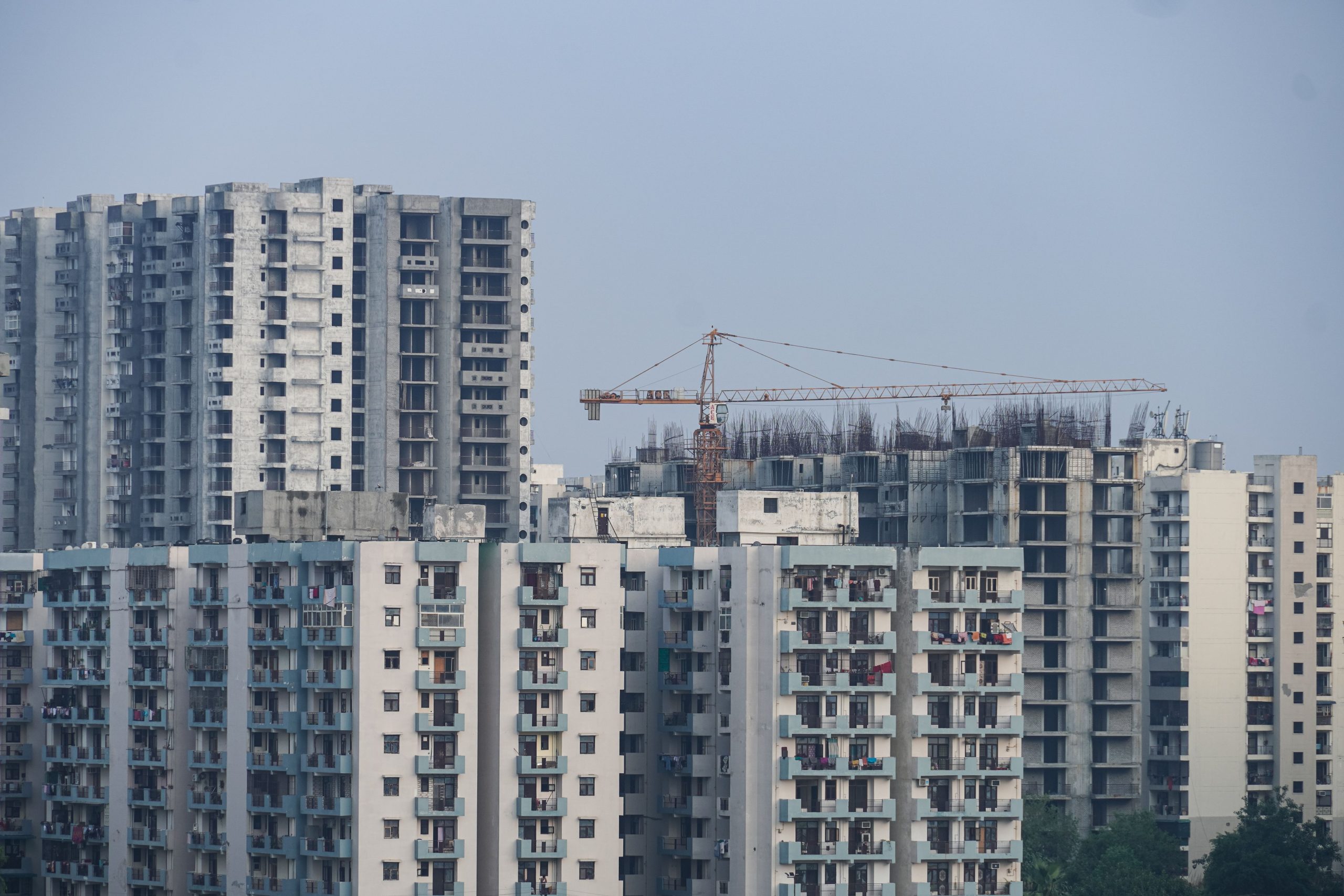 Tours modernes en construction avec grues dans la ville