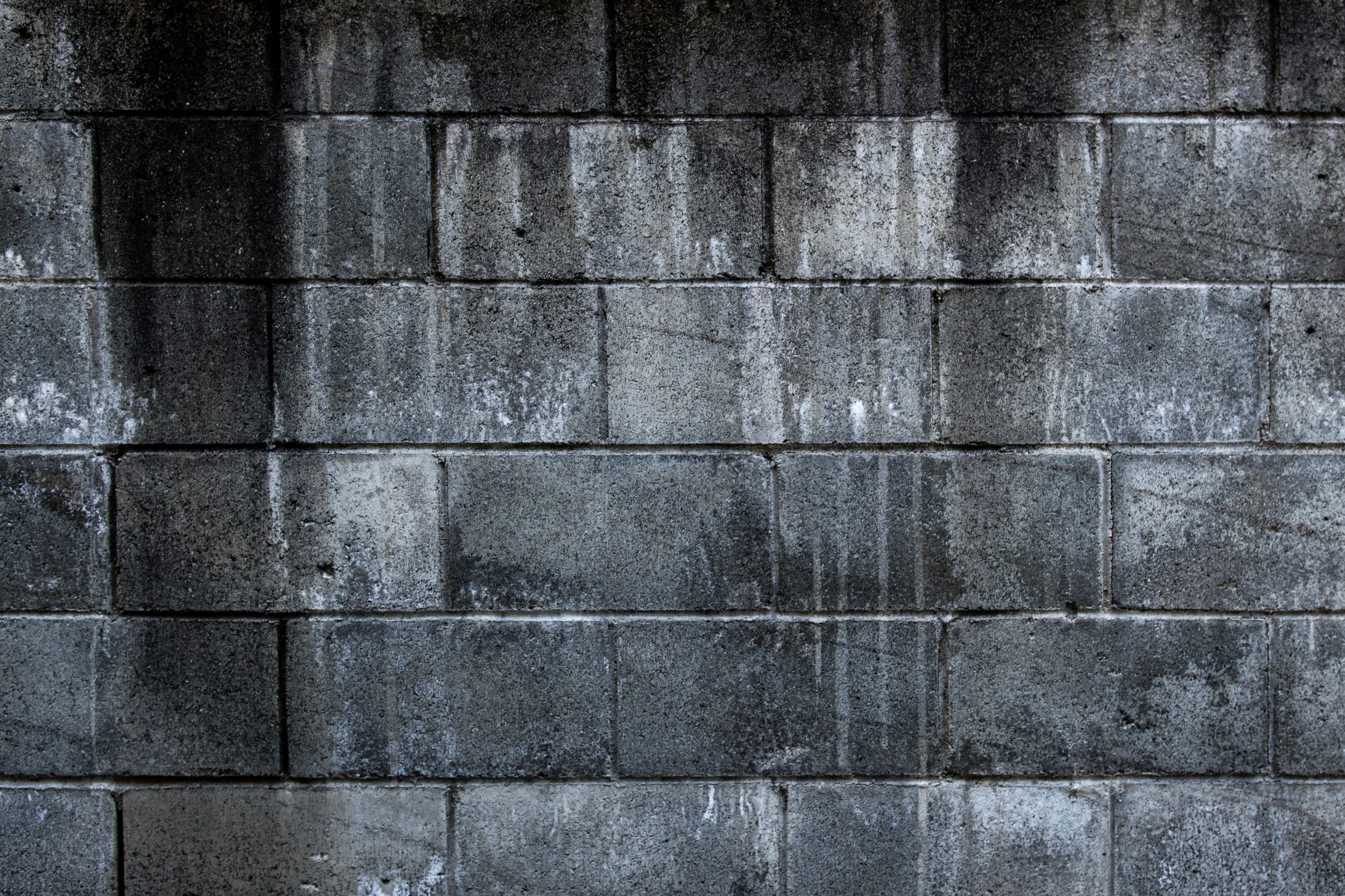 Mur en bloc de béton usé et texturé
