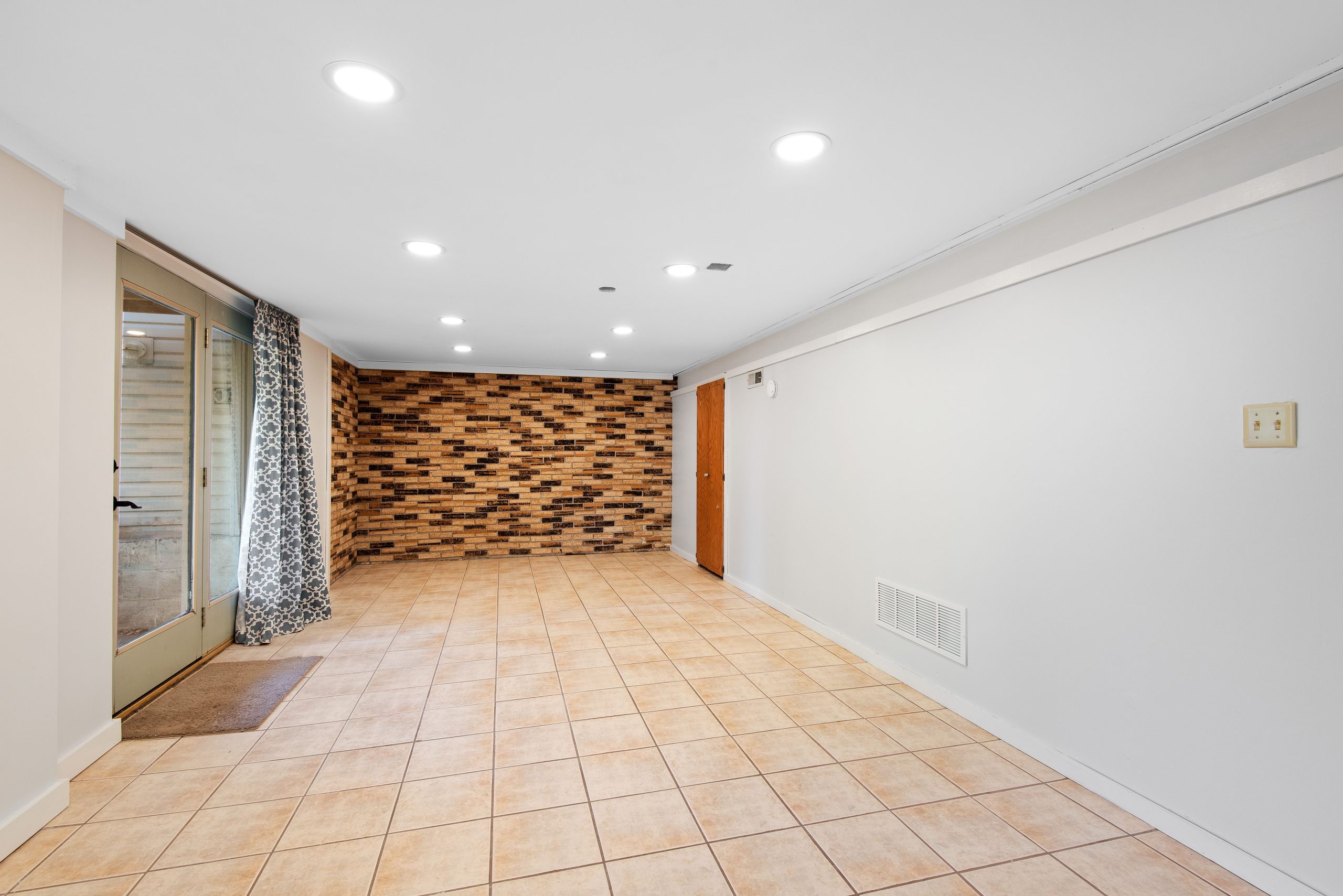 Sous-sol lumineux avec mur en brique