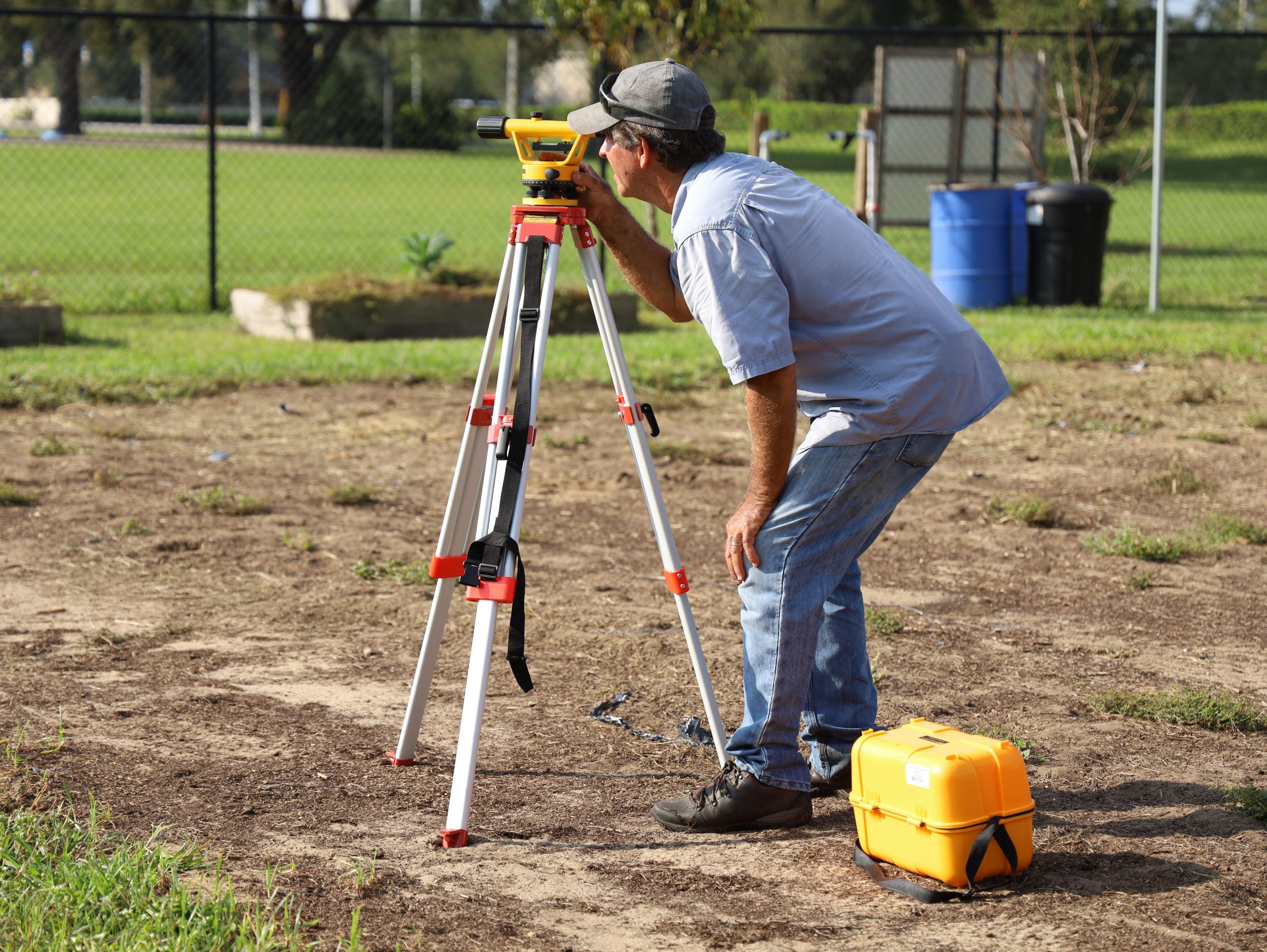 Geometre au travail mesurant un terrain