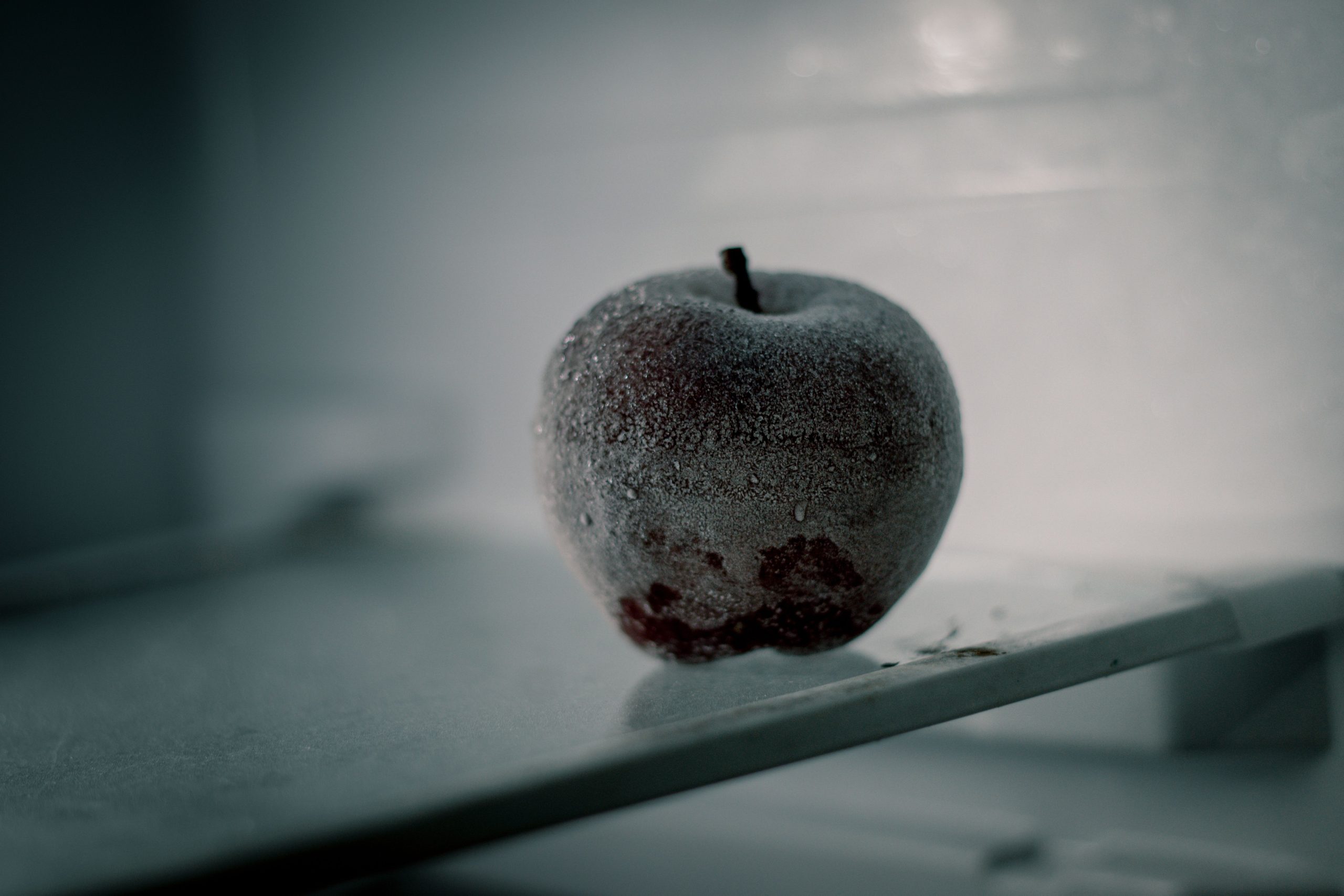 Pomme givrée dans réfrigérateur froid