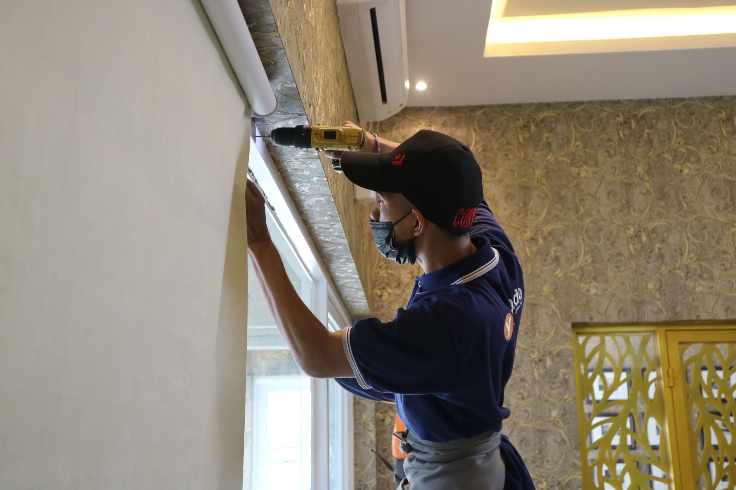 Installation store enrouleur manuel avec perceuse