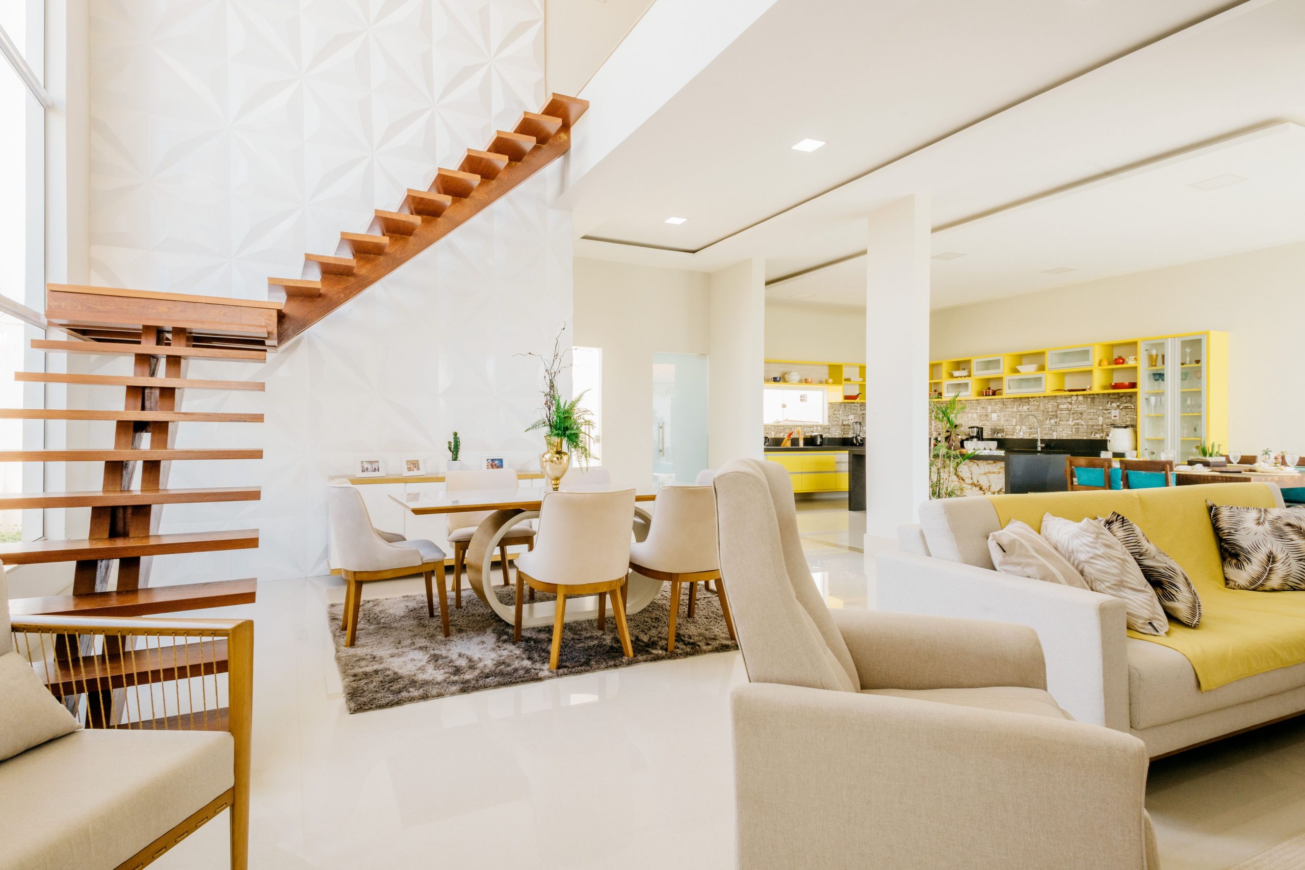 Grand salon moderne avec cuisine ouverte