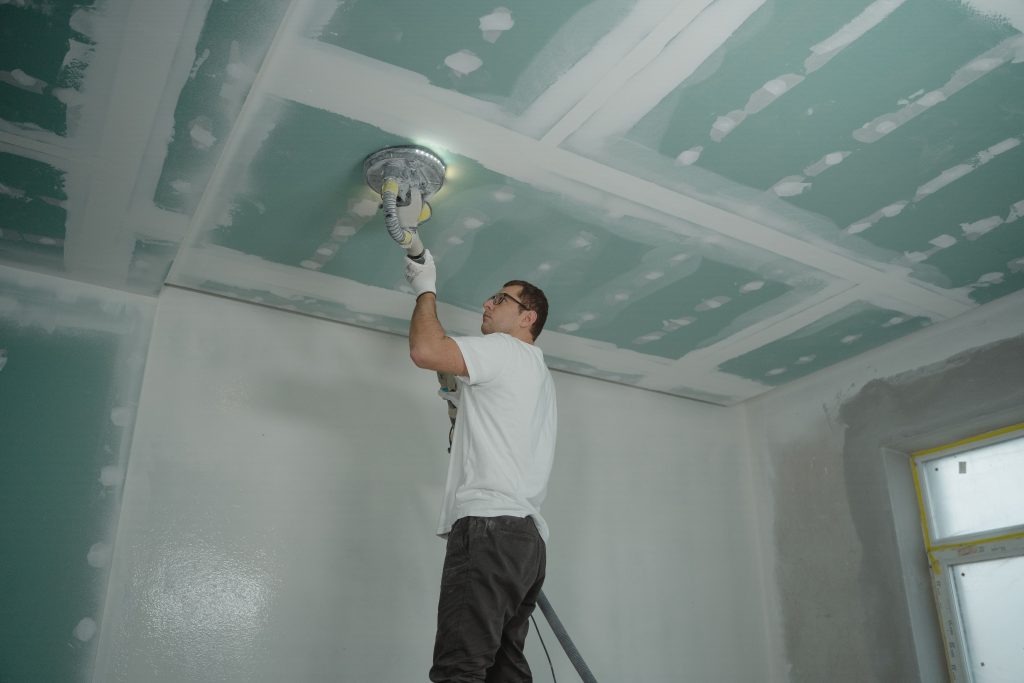 Dans quel sens peindre un plafond sans laisser de traces visibles ?