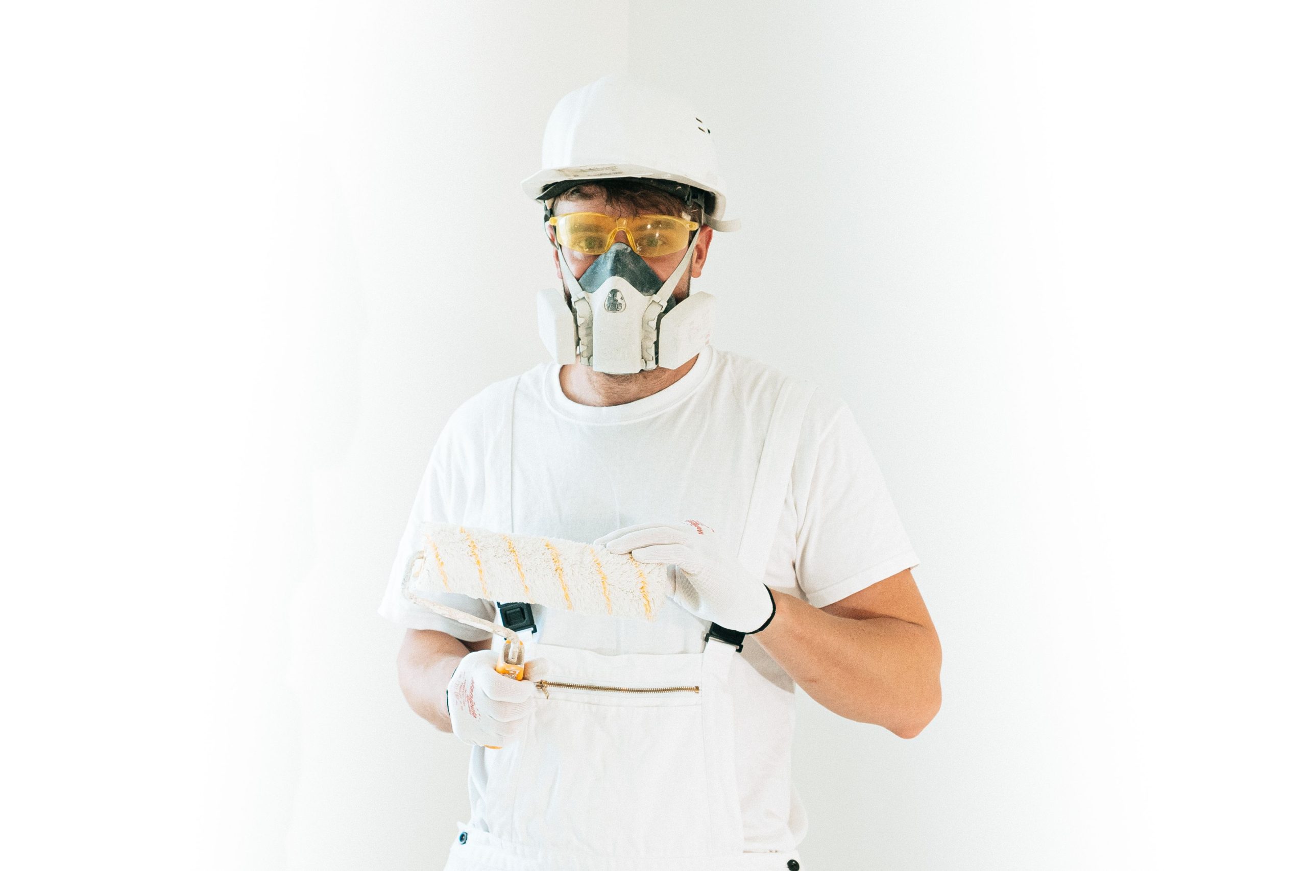 Peintre professionnel avec rouleau pret