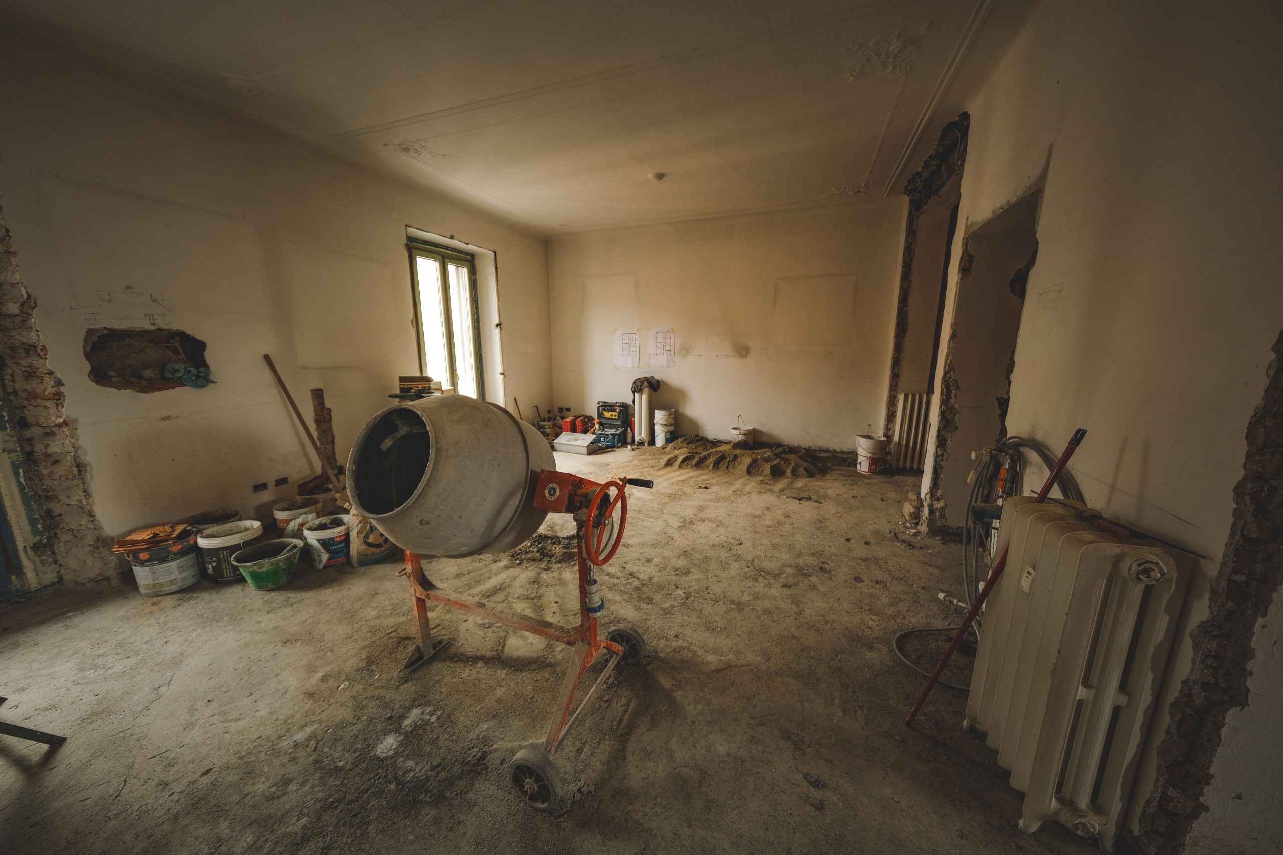 Piece vide avec malaxeur a beton et outils