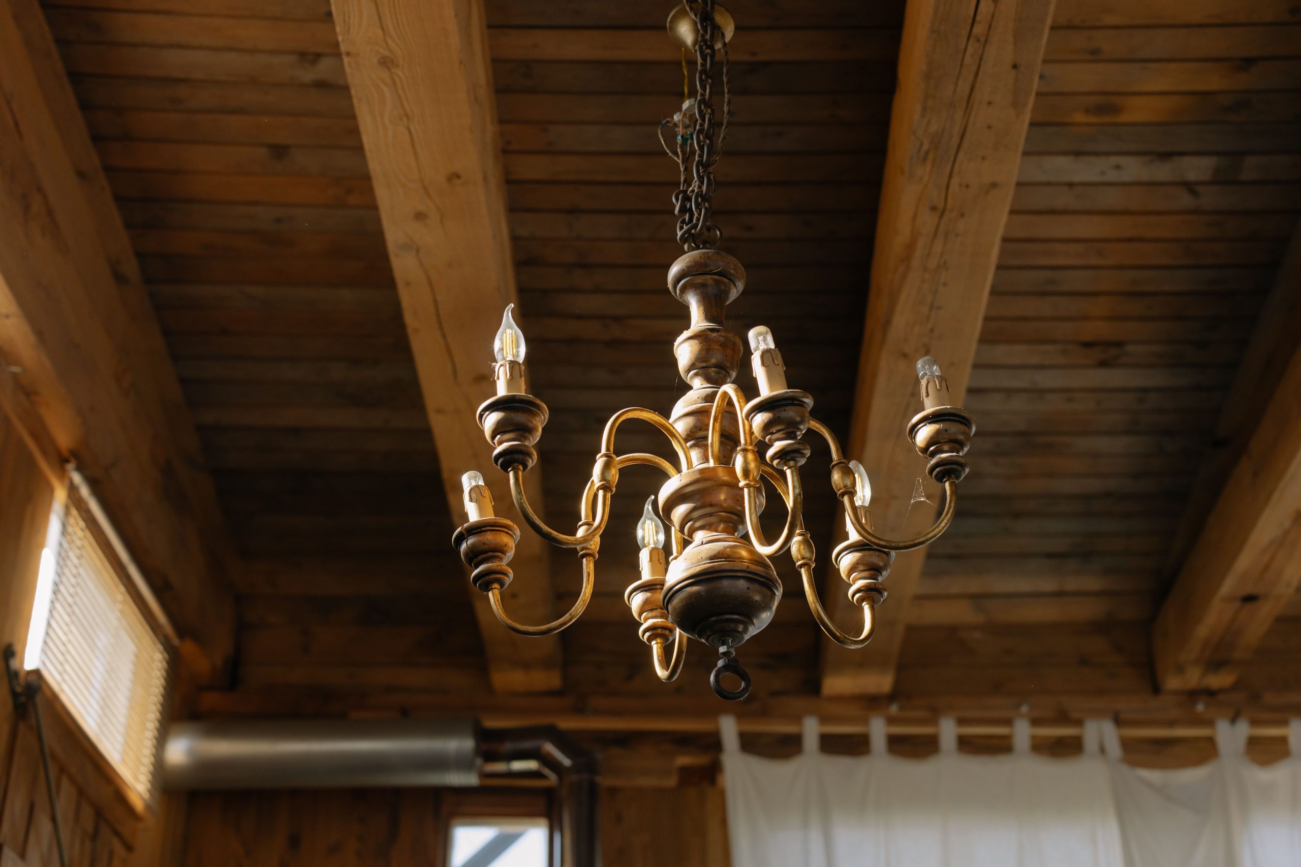 Lustre elegant plafond rustique bois ancien