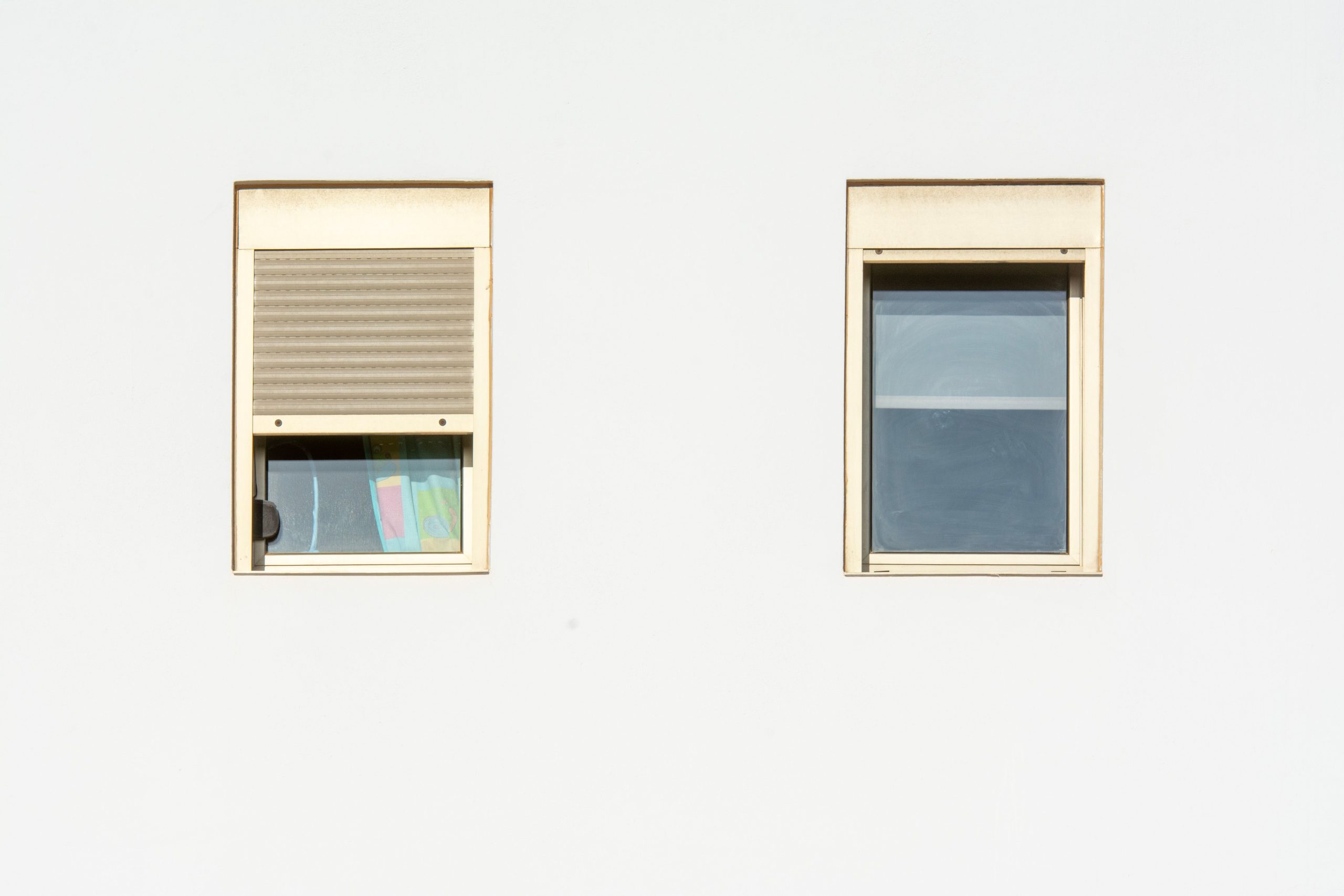Façade minimaliste avec deux fenêtres à volets